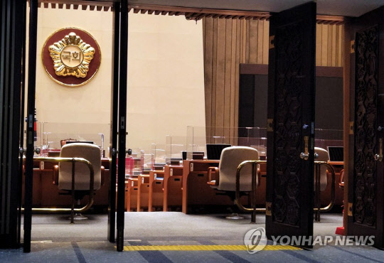 후반기 원 구성이 난항을 겪고 있어 입법부 장기 공백이 우려되는 가운데 지난 8일 오전 국회 본회의장이 텅 빈 상태로 불이 켜져 있다.<연합뉴스>